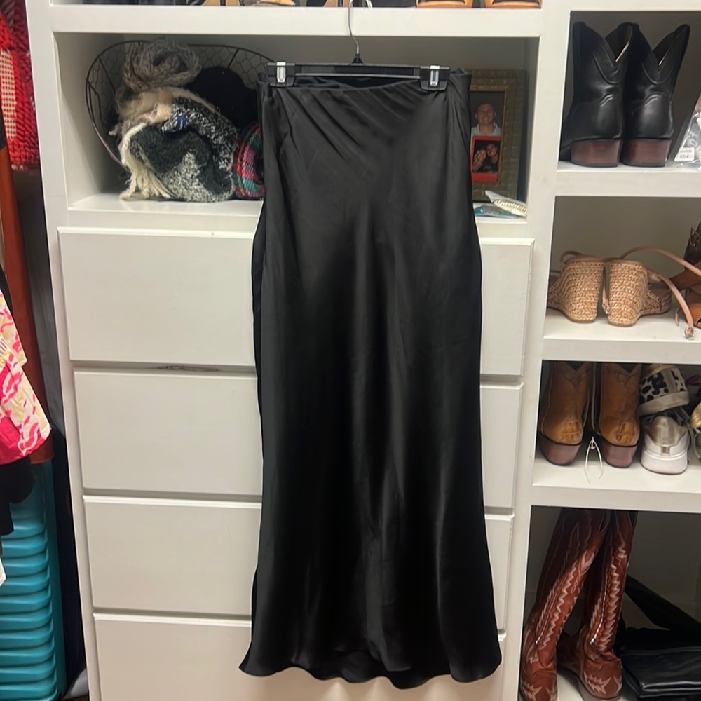 We love the silky feel of the fully lined Euphoria Luxe Sheen Midi Skirt.